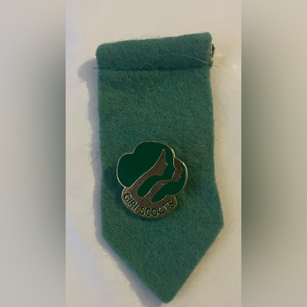 1980 Girl Scouts USA Contemporary Membership Pin.